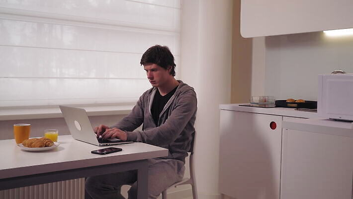 주간 백인 1 라이프스타일 남자 행복 여유 커피 음식 인터넷 통신 창문 아침 아파트 주택 실내 한명 사람 앉기 내부 컵 노트북 컴퓨터 디지털 주방 머그컵 타이핑 작업 플랫 아침식사 오렌지주스 작음 무선전화기 집중 바쁨 와이파이 온라인 밀레니얼 4K MOV 해외동영상 클립영상 자연요소 서양인 식기 감정 음료 컨셉 모션 건물 생활 경제 전자제품 식사 과일주스 크기 전화기 무선인터넷 동영상 파일형식