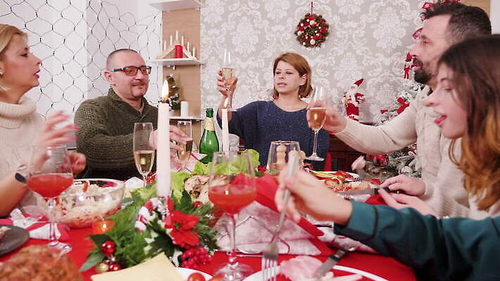 백인 전통 커플 행복 음료 음식 크리스마스 가족 유리 탁자 휴가 주택 함께함 실내 대화 선물 미소 사람 성인 사람없음 친구 상자 크리스마스트리 축제 식사 저녁식사 모임 축하 아빠 저녁 샴페인 먹기 잔치 크리스마스이브 4K MOV 해외동영상 클립영상 서양인 기념일 감정 가구 컨셉 관계 모션 재질 주류 표정 말하기 내부 건물 야간 동영상 파일형식