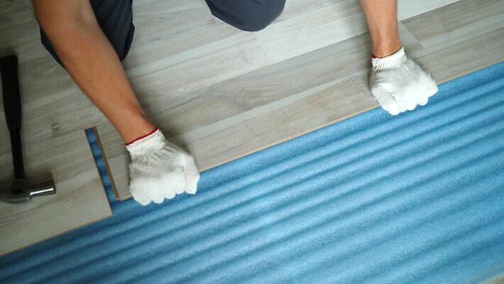 직업 장갑 노동자 바닥 주택 사람 사람없음 건물 목재 장식 방 장비 도구 공구 업무 판넬 수리 널 망치 천 목수 목공예 고정 DIY 건축업자 계약자 공예가 복원 설치 업그레이드 재주꾼 합판 파케트 4K MOV 해외동영상 클립영상 나무 건축물 잡화 건축 재료 취미 직물 작업 공예 계약 동영상 파일형식