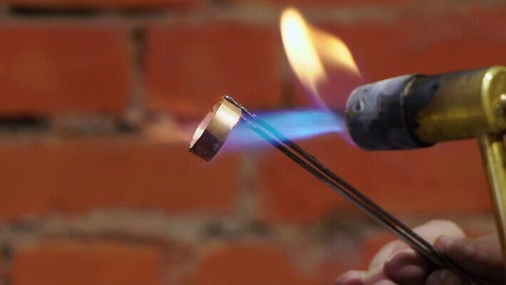 백인 직업 손 디자인 산업 장신구 공장 불 노동자 기술 관리 창조 사람없음 빛 금속 장비 공구 반지 잡기 업무 작업실 황금 고급 수리 제조 은색 상품 보석 만들기 다이아몬드 고정 닦기 판화 공예가 백금 MOV 해외동영상 클립영상 자연요소 서양인 컬러 컨셉 공업 모션 재질 미술 신체부위 도구 작업 광석 동영상 파일형식