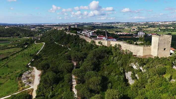 유럽 문화 벽 여행 건축양식 모션 지붕 바닥 주택 안테나 파노라마 사람없음 야외 건물 여름 도시풍경 마을 탑 맑음 도시 성 센터 중세 역사 재산 포르투갈 타일 그림 항공촬영 넘어짐 드론 옛날 4K MOV 해외동영상 클립영상 건축물 계절 건축 나라 뷰포인트 통신 날씨 촬영기법 풍경 금융 동영상 파일형식