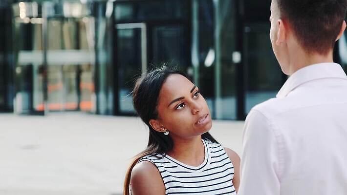 커플 흑인 2 관계 사람 성인 두명 검은색 분노 도시 싸움 문제 4K MOV 해외동영상 클립영상 서양인 감정 컬러 모션 동영상 파일형식