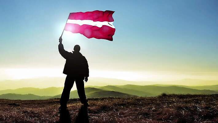 라이프스타일 실루엣 컨셉 산 한명 서기 사람 야외 빛 깃발 잡기 심볼 애국심 발견 라트비아 승자 필승 자극 4K MP4 해외동영상 클립영상 1 모션 촬영기법 북유럽 생활 우승 동영상 파일형식