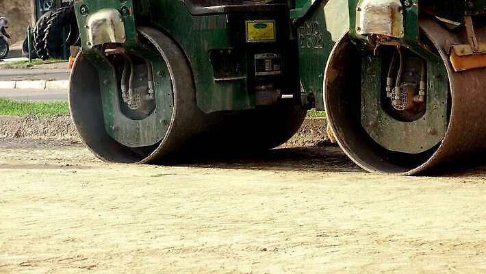 직업 산업 도로 지구 모래 포즈 건축양식 노동자 사람없음 건물 파란색 노란색 힘 기계 흙 장비 건설현장 업무 바퀴 땅 불도저 굴착기 삽 발굴 국자 트랙터 짐차 지하 무거움 땅파기 의무 채석 1인칭시점 4K HD MP4 해외동영상 클립영상 건축물 시선 건축 길 컬러 교통시설 자동차 주방용품 건설업 작업 중장비 무게 농기계 특수차량 동영상 파일형식
