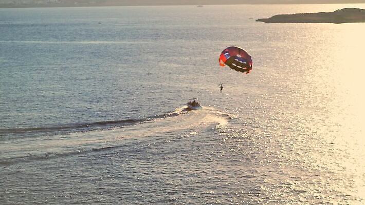 스포츠 바다 날개 오렌지 교통시설 모션 바람 봉투 거리 안테나 사람 취미 해변 사람없음 야외 공중 컬러풀 덮개 비행 보트 서핑 저녁 연 속도 흥분 휴양지 클립 낙하산 모터보트 견인 동영상 항공촬영 MOV 해외동영상 클립영상 자연요소 감정 뷰포인트 컬러 교통 배_교통 과일 통신 날씨 놀이용품 장소 뚜껑 수상스포츠 야간 시설 파일형식