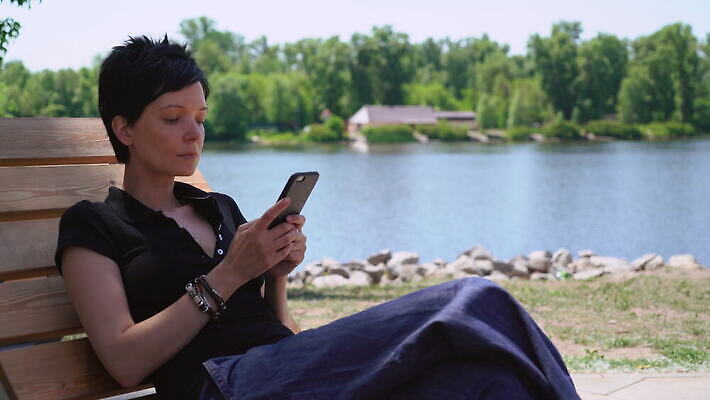 주간 라이프스타일 여자 행복 호수 셔츠 인터넷 벤치 텍스트 통신 모바일 갈색머리 한명 사람 앉기 성인 야외 물 30대 스마트폰 핸드폰 강 메시지 무선전화기 스마트 문자메시지 채팅 4G 4K MOV 해외동영상 클립영상 자연요소 1 헤어스타일 감정 컨셉 상의 의자 모션 IT 생활 장년 전자제품 스마트기기 전화기 동영상 파일형식