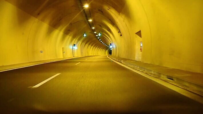 디자인 공공시설 도로 선 스포츠 여행 포즈 백그라운드 이동 컨셉 곡선 비즈니스 건축양식 교통시설 모션 자동차 미래 사람없음 빛 우주 어둠 레이싱 도시 고속도로 터널 야간 속도 지하 블러 선로 자동 통근 MOV 해외동영상 클립영상 자연요소 건축 길 육상교통 교통 시합 시설 출근 동영상 파일형식