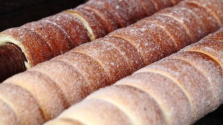 전통 유럽 음식 디저트 3 굴뚝 요리 사람없음 갈색 케이크 막대기 그룹 꼬치 오스트리아 달콤 그릴 설탕 굽기 먹기 준비 회전 반죽 각도 롤 체코 프라하 헝가리 충동구매 슬로바키아 오리지널 인기 페스츄리 해로움 MOV 해외동영상 클립영상 나라 빵 컬러 컨셉 모션 주방용품 쇼핑 맛 구이 동영상 동유럽 과소비 파일형식