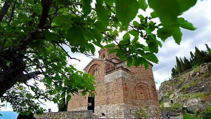 나무 식물 전통 유럽 기독교 종교 호수 여행 십자가 건축양식 하늘 산 사람없음 야외 물 파란색 햇빛 뷰티 교회 맑음 나뭇가지 역사 성자 기중기 신성 동쪽 랜드마크 마케도니아 발칸반도 비잔틴 숭배 신앙심 4K MP4 해외동영상 클립영상 자연요소 건축 나라 컬러 종교건축 날씨 건물 태양 중장비 방향 동영상 제국 파일형식 남유럽