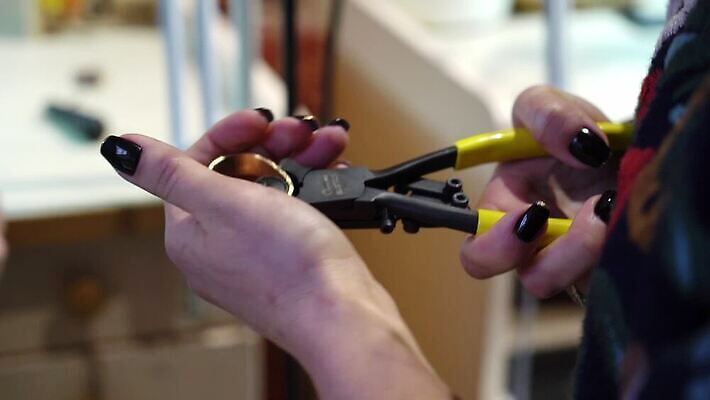 백인 직업 손 디자인 산업 장신구 공장 불 불꽃 노동자 기술 관리 창조 빛 금속 장비 공구 반지 잡기 업무 작업실 황금 고급 수리 제조 은색 상품 보석 만들기 다이아몬드 고정 닦기 판화 공예가 백금 MOV 해외동영상 클립영상 자연요소 서양인 컬러 컨셉 공업 모션 재질 미술 신체부위 도구 작업 광석 동영상 파일형식