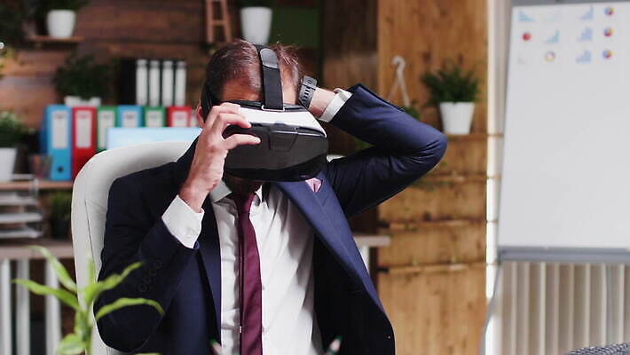 직업 손 디자인 응시 남자 안경 컨셉 인터넷 비즈니스 사업가 미래 노동자 고글 수염 기술 사람 성인 컴퓨터 사무실 3D 디지털 헤드폰 장비 작업 비즈니스맨 사이버 경영자 동영상 혁명 웨어러블 가상 가상현실 현실 4K MOV 해외동영상 클립영상 시선 잡화 음향기기 신체부위 전자제품 직장인 디지털합성 리더 파일형식