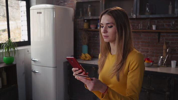 라이프스타일 행복 돈 인터넷 모바일 아파트 주택 세포 한명 미소 성인 내부 30대 스마트폰 핸드폰 쇼핑 금발 숫자 상점 주방 타이핑 잡기 비즈니스우먼 신용카드 플랫 우아함 구매 무선전화기 스마트 주부 와이파이 결제 멀리 온라인 계산서 다락방 비용 4K MOV 해외동영상 클립영상 문자 1 헤어스타일 여자 감정 컨셉 비즈니스 모션 표정 사람 건물 생활 장년 금융 경제 전자제품 스마트기기 직장인 재산 전화기 무선인터넷 동영상 파일형식