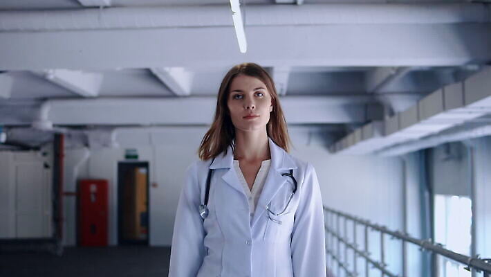 백인 직업 여자 이동 유니폼 모션 성공 건강 병원 한명 내부 약 걷기 방 추위 환자 의사 흰색 실험복 작업 실험실 과학자 직원 외과 느림 보험 인원 치료사 MOV 해외동영상 클립영상 서양인 1 옷 컬러 과학 컨셉 의학 실험 사람 의료진 가운 동영상 학자 파일형식