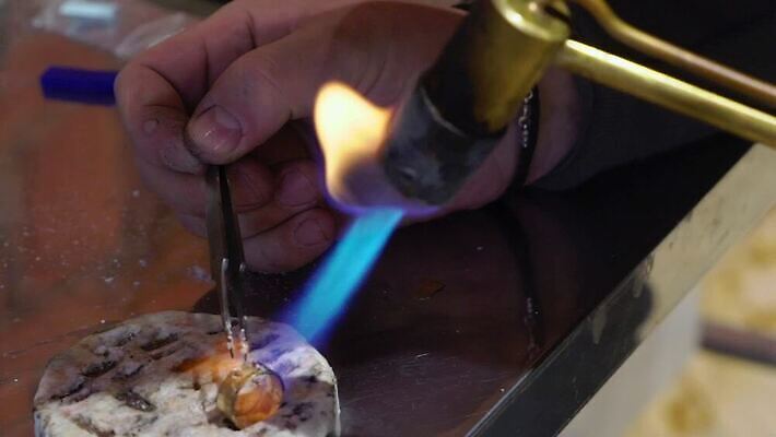 백인 직업 손 디자인 산업 장신구 공장 불 노동자 기술 관리 창조 사람없음 빛 금속 장비 공구 반지 잡기 업무 작업실 황금 고급 수리 제조 은색 상품 보석 만들기 다이아몬드 고정 닦기 판화 공예가 백금 MOV 해외동영상 클립영상 자연요소 서양인 컬러 컨셉 공업 모션 재질 미술 신체부위 도구 작업 광석 동영상 파일형식