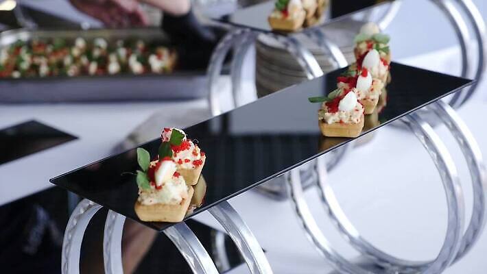 음료 음식 탁자 휴가 실내 관리 요리 이벤트 사람없음 목재 빨간색 파티 식당 검은색 기쁨 샐러드 축하 고급 우아함 닫기 선택 맛 웨이터 카나페 유기농 설정 뷔페 영양소 접수 캐비아 MP4 해외동영상 클립영상 나무 직업 웰빙 감정 컬러 가구 컨셉 식재료 재료 모션 서양음식 내부 상점 동영상 파일형식