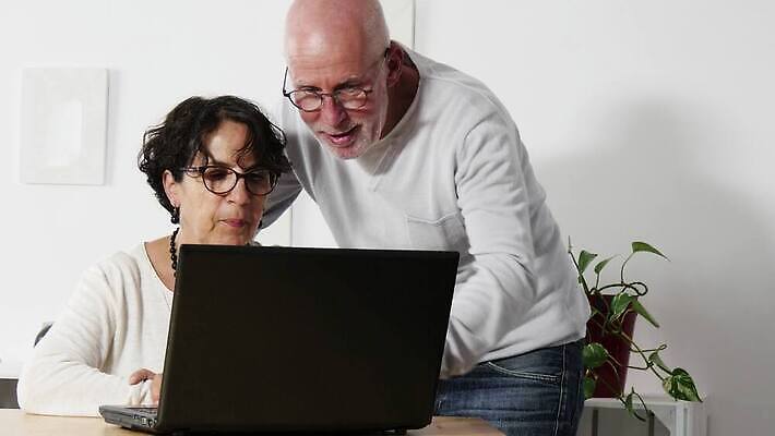 백인 라이프스타일 커플 여자 노년 행복 유럽 결혼 2 인터넷 남편 주택 함께함 실내 미소 사람 내부 두명 노트북 컴퓨터 웹서핑 아내 60대 은퇴 리빙 옛날 4K MP4 해외동영상 클립영상 서양인 감정 나라 컨셉 관계 표정 이벤트 성인 건물 생활 전자제품 동영상 파일형식