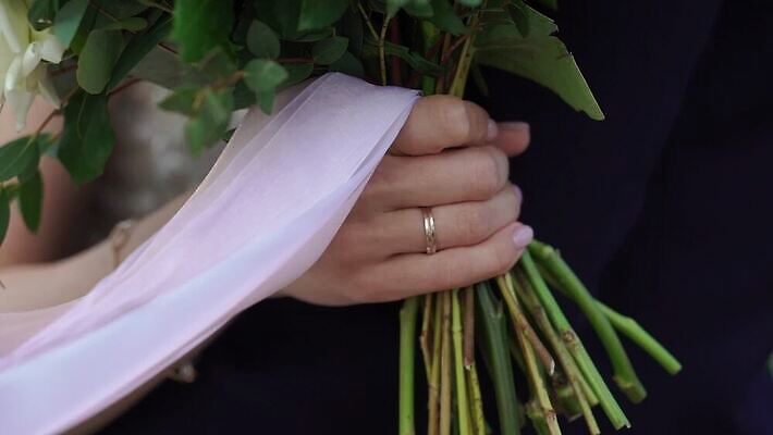 백인 라이프스타일 커플 드레스 여자 남자 꽃 행복 꽃다발 신랑 결혼 2 가족 신혼부부 포옹 결혼식 남편 키스 관리 사랑 성인 사람없음 여름 걷기 귀여움 산책 낭만 흰색 축하 가운 우아함 열정 MOV 해외동영상 클립영상 서양인 식물 부부 옷 계절 감정 컬러 컨셉 관계 안기 모션 휴식 사람 이벤트 생활 애정표현 신혼 동영상 파일형식