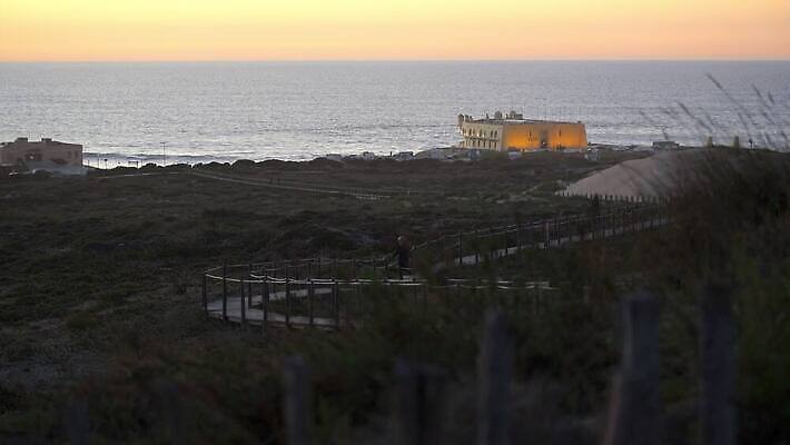 유럽 모래 파도 바다 여행 자연 하늘 바람 휴가 휴식 파노라마 사람없음 초록색 물 파란색 맑음 윈드서핑 서핑 오솔길 모래언덕 포르투갈 암초 대서양 내추럴 리스본 신트라 인기 4K MOV 해외동영상 클립영상 자연요소 나라 길 컬러 컨셉 날씨 촬영기법 수상스포츠 언덕 생태계 동영상 파일형식