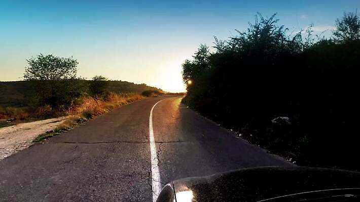 도로 선 여행 백그라운드 이동 곡선 교통시설 모션 자동차 추상 산 사람없음 태양 황혼 일몰 거울 운전 시골 오픈 고급 소프트포커스 아스팔트 오픈카 속도 질감 회전 오르막 과속 블러 선로 자동 1인칭시점 비어있는 4K MP4 해외동영상 클립영상 자연요소 시선 길 육상교통 교통 컨셉 무늬 승용차 촬영기법 노을 시설 동영상 파일형식