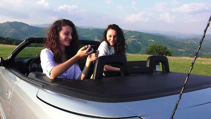 라이프스타일 커플 여자 행복 도로 여행 자동차 휴가 갈색머리 미소 웃음 사람 사람없음 야외 여름 친구 스마트폰 햇빛 태양 파티 일몰 기쁨 꿈 운전 운전사 고급 셀프카메라 오픈카 그림 자동 4K MP4 해외동영상 클립영상 자연요소 직업 헤어스타일 계절 감정 길 육상교통 컨셉 관계 교통시설 모션 승용차 표정 이벤트 생활 핸드폰 스마트기기 노을 사진촬영 동영상 파일형식