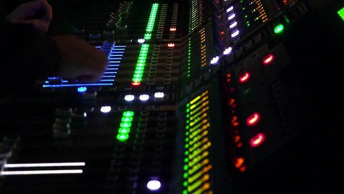 스튜디오촬영 산업 악기 음악 음향기기 실내 손잡이 사람없음 전자제품 소리 장비 엔지니어 전문직 밀기 볼륨 미끄러짐 책상 클럽 라디오 방송 스위치 스테레오 조절 섞기 제어 프로듀서 유흥 4K MP4 해외동영상 클립영상 직업 가구 모션 문화예술 내부 기술자 동영상 파일형식