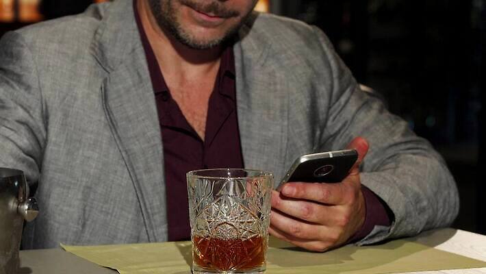 행복 음료 비즈니스 성공 모바일 휴식 수염 한명 스마트폰 독서 식당 얼음 알코올 바 비즈니스맨 메시지 뉴스 연결 긍정 온라인 위스키 코냑 유흥 4K MOV 해외동영상 클립영상 자연요소 1 남자 감정 컨셉 주류 사람 핸드폰 스마트기기 상점 와인 직장인 동영상 파일형식