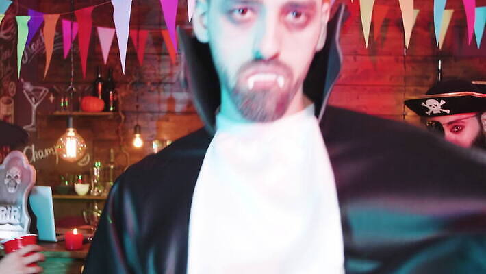 캐릭터 백그라운드 휴가 조명 사람 장식 친구 청춘 파티 어둠 황혼 우정 기쁨 할로윈 의사 마시기 알코올 춤 바 그룹 야간 무서움 만취 클럽 디스코 마녀 변장 해적 외과 10월 흡혈귀 호러 유흥 4K MOV 해외동영상 클립영상 자연요소 감정 음악 컨셉 의학 관계 모션 문화예술 병원 이벤트 일몰 의료진 날짜 도둑 공포 동영상 술취함 파일형식