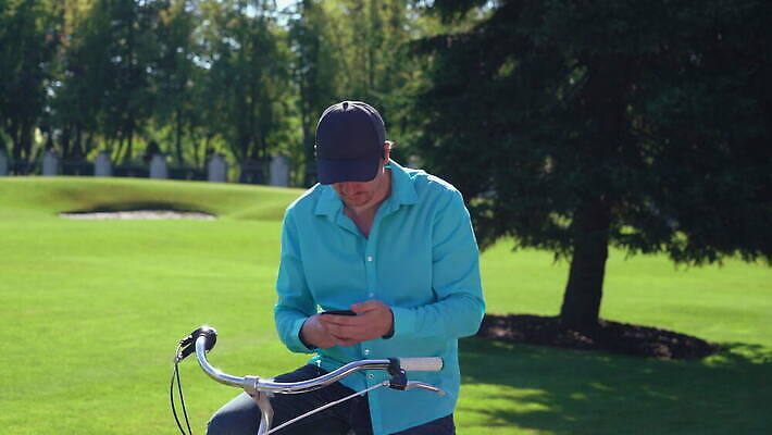 주간 백인 라이프스타일 남자 길 스포츠 여행 통신 자국 모바일 휴식 건강 한명 사람 앉기 성인 야외 여름 스마트폰 핸드폰 운동 햇빛 유행 자전거 활발 시골 비즈니스맨 메시지 승차 무선전화기 스마트 사이클링 문자메시지 바이킹 스타일 4G 4K MOV 해외동영상 클립영상 자연요소 서양인 1 계절 컨셉 비즈니스 모션 IT 생활 전자제품 스마트기기 태양 바이크 직장인 육상스포츠 전화기 동영상 파일형식
