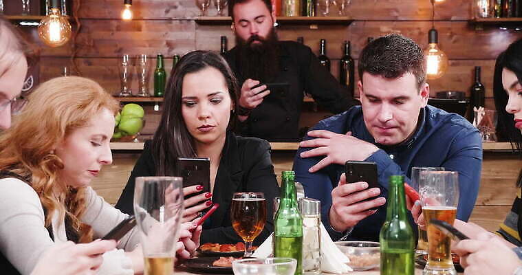 라이프스타일 음료 모바일 맥주 피자 함께함 실내 선물 사람 사람없음 친구 전자제품 스마트폰 핸드폰 파티 우정 모임 축하 알코올 바 네트워크 발표 사회 그룹 어플리케이션 손목시계 문제 온라인 일반 동영상 나쁜 부정적 소셜 어려움 4K MOV 해외동영상 클립영상 감정 시계 컨셉 장신구 관계 주류 패스트푸드 서양음식 이벤트 내부 생활 스마트기기 공동체 파일형식