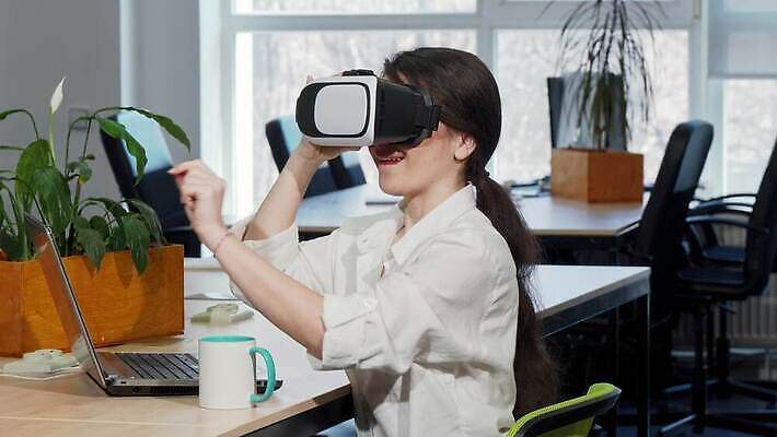 디자인 여자 비즈니스 놀이 미래 휴식 고글 아이디어 기술 한명 전자제품 사무실 3D 헤드폰 놀람 비즈니스우먼 체험 작업실 사이버 손목시계 하이테크 비전 기어 혁명 비디오게임 인터페이스 웨어러블 가상현실 힙스터 현실 4K MOV 해외동영상 클립영상 1 패션 감정 시계 음향기기 컨셉 장신구 표정 사람 게임 직장인 디지털합성 동영상 파일형식