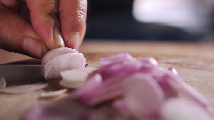 라이프스타일 손 여자 음식 컬러 조각 백그라운드 다이어트 채소 재료 건강 요리 사람 목재 주방 저녁식사 신선 칼 자르기 준비 유기농 슬라이스 내추럴 숙성 채식주의자 샬롯 MOV 해외동영상 클립영상 나무 웰빙 모션 양파 생활 신체부위 식사 채식 동영상 파일형식