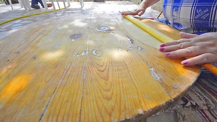 직업 할머니 음식 주방용품 피자 요리 한명 사람 사람없음 목재 식당 요리사 이탈리아 생태계 이탈리아문화 반죽 밀대 동영상 그리스인 음식준비 페스츄리 피자집 바클라바 MOV 튀르키예 해외동영상 클립영상 서양인 나무 1 여자 노년 유럽 아시아 빵 생활용품 재료 디저트 패스트푸드 서양음식 상점 준비 유럽문화 파일형식