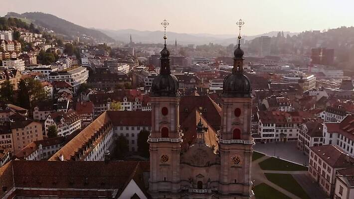 유럽 기독교 종교 여행 건축양식 주택 안테나 풍경 사람없음 건물 세계 성당 교회 카메라 탑 도시 센터 중세 역사 재산 성자 도서관 정상 땅 스위스 알프스 타운 수도원 항공촬영 혁명 드론 랜드마크 수녀원 옛날 조감도 MOV 해외동영상 클립영상 건축물 교육 건축 나라 뷰포인트 컨셉 통신 종교건축 금융 전자제품 동영상 파일형식