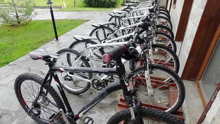 라이프스타일 공원 유럽 스포츠 여행 의자 교통시설 유리 산 거리 프레임 건강 경사 사람없음 야외 빛 운동 금속 자전거 에너지 프랑스 흰색 도시 바퀴 그룹 역 주차 타운 사이클링 일반 리빙 제비 대여 렌탈 불가리아 전국 줄서기 많음 4K 반스코 MP4 해외동영상 클립영상 공공시설 나라 컬러 가구 교통 컨셉 모션 재질 조류 생활 바이크 육상스포츠 시설 동영상 파일형식 남유럽