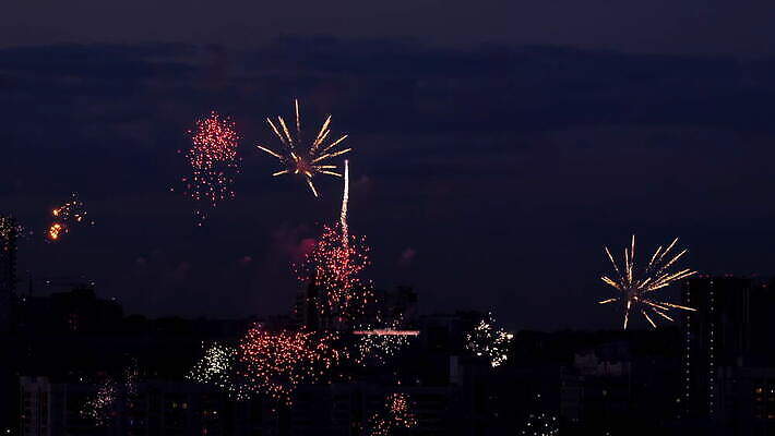행복 컬러 백그라운드 하늘 불 추상 휴가 불꽃 기념 폭죽 미술 이벤트 사람없음 빨간색 빛 컬러풀 파티 축제 어둠 축하 야간 폭발 7월 4K MOV 해외동영상 클립영상 자연요소 감정 컨셉 무늬 문화예술 날짜 동영상 파일형식