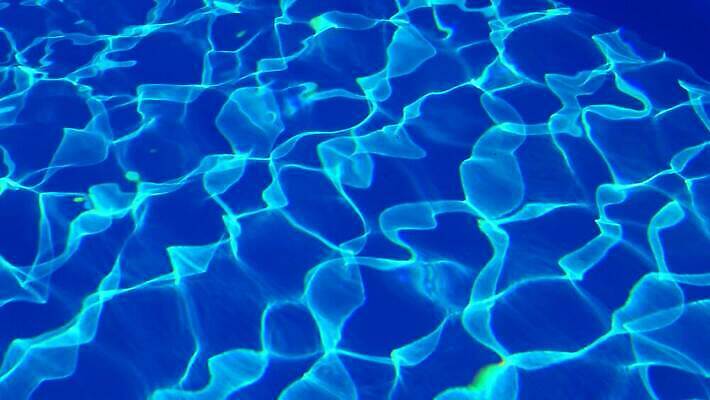 물결 파도 백그라운드 패턴 자연 표면 추상 사람없음 물 여름 파란색 빛 햇빛 반사 수영 침묵 젖음 투명 액체 시원함 당구 질감 4K MP4 해외동영상 클립영상 자연요소 계절 바다 컬러 무늬 태양 구기 소리 수상스포츠 생태계 동영상 파일형식