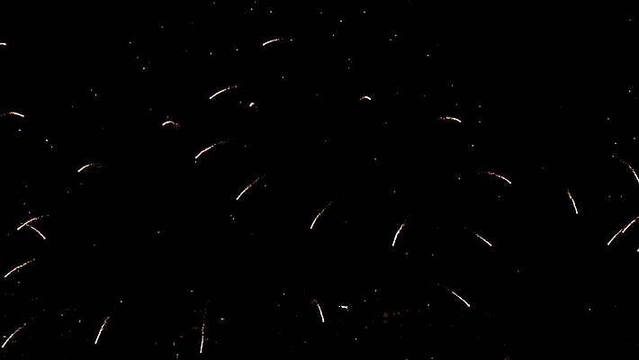 기념일 여행 백그라운드 하늘 불 휴가 불꽃 기념 폭죽 불꽃놀이 이벤트 사람없음 빨간색 물 빛 강 컬러풀 파티 축제 기쁨 축하 도시 야간 저녁 쇼 경례 스카이라인 광 크리스마스이브 4K MOV 해외동영상 클립영상 자연요소 감정 컬러 컨셉 크리스마스 놀이 인사 동영상 파일형식