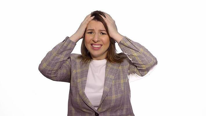 백인 1 학생 응시 감정 얼굴 백그라운드 실내 한명 사람 성인 놀람 분노 표현 스마트 호기심 흥분 충격 시끄러움 고립 공격적 바보 진짜 4K MOV 해외동영상 클립영상 서양인 시선 컨셉 표정 내부 신체부위 동영상 파일형식