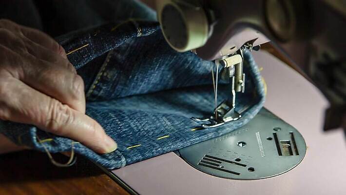 직업 손 디자인 드레스 옷 여자 산업 백그라운드 패턴 비즈니스 공장 노동자 관리 취미 유행 금속 기계 장비 흰색 공구 직물 면 업무 작업 바늘 실 제조 바느질 디자이너 천 묘사 땀 만들기 자수 재단 재단사 스타일 4K MP4 해외동영상 클립영상 컬러 무늬 공업 모션 재질 사람 신체부위 도구 동영상 파일형식