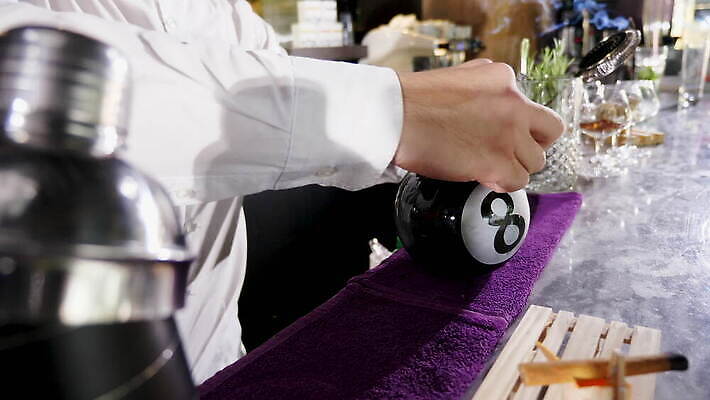 직업 라이프스타일 손 남자 음료 비즈니스 유리 주류 사람 사람없음 물 파티 식당 얼음 축하 알코올 업무 칵테일 바 붓기 우아함 야간 계산대 클럽 준비 상쾌 만들기 바텐더 보드카 섞기 토닉 유흥 셰이커 4K MOV 해외동영상 클립영상 자연요소 감정 컨셉 모션 재질 이벤트 생활 신체부위 상점 작업 동영상 파일형식