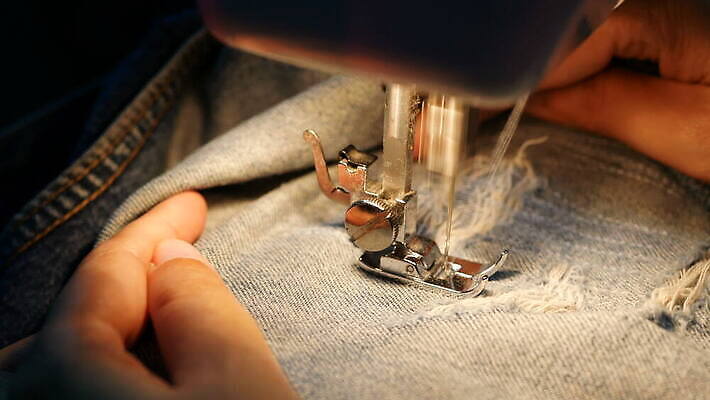 드레스 옷 산업 바지 부분 공장 주택 기술 한명 취미 파란색 빛 기계 장비 청바지 직물 면 바늘 수리 닫기 바느질 디자이너 천 고정 자수 찢어짐 포인트 수공예 재단 재단사 4K MOV 해외동영상 클립영상 직업 1 컬러 공업 모션 하의 사람 건물 금융 도구 공예 동영상 파일형식