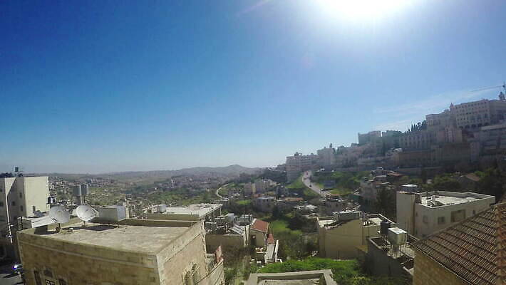 나무 문화 도로 길 백그라운드 농업 산 거리 아파트 주택 건조 파노라마 사람 인종 사람없음 야외 마을 침묵 사막 금지 시골 고속도로 역사 중앙 충돌 언덕 올리브 장면 커뮤니티 멀리 유대인 동쪽 종료 베들레헴 서쪽 이스라엘 통일 팔레스타인 4K MOV 해외동영상 클립영상 식물 열매 산업 중동 교통시설 촬영기법 건물 소리 방향 동영상 서아시아 파일형식