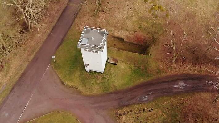 불 독일 안테나 사람없음 야외 건물 탑 총 자유 역사 보호 감옥 손목시계 전쟁 감시 동쪽 항공촬영 공산주의 드론 랜드마크 옛날 제어 조감도 국경 4K MOV 해외동영상 클립영상 자연요소 건축물 유럽 무기 뷰포인트 시계 컨셉 장신구 통신 방향 동영상 파일형식