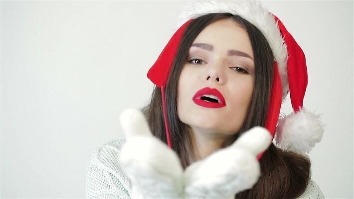 백인 모자 1 여자 행복 장갑 크리스마스 회색배경 휴가 새로움 키스 실내 선물 한명 미소 웃음 사람 빨간색 상자 산타클로스 놀람 흰색 춤 연도 흰배경 2016년 고립 타격 몽환 클라우스 MP4 해외동영상 클립영상 서양인 잡화 기념일 감정 컬러 백그라운드 컨셉 모션 문화예술 표정 내부 회색 애정표현 동영상 파일형식