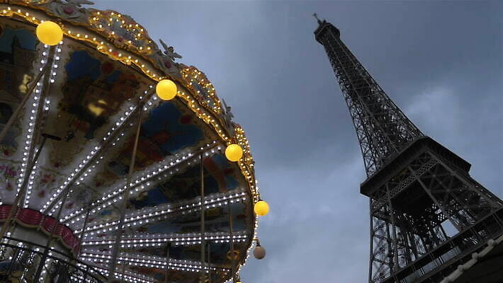 유럽 로우앵글 여행 하늘 사람없음 놀이공원 프랑스 수확 저녁 에펠탑 복고 시력 장면 회전목마 빛망울 랜드마크 파리(프랑스) MOV 해외동영상 클립영상 나라 뷰포인트 농업 빛 테마파크 놀이기구 야간 파리 동영상 파일형식