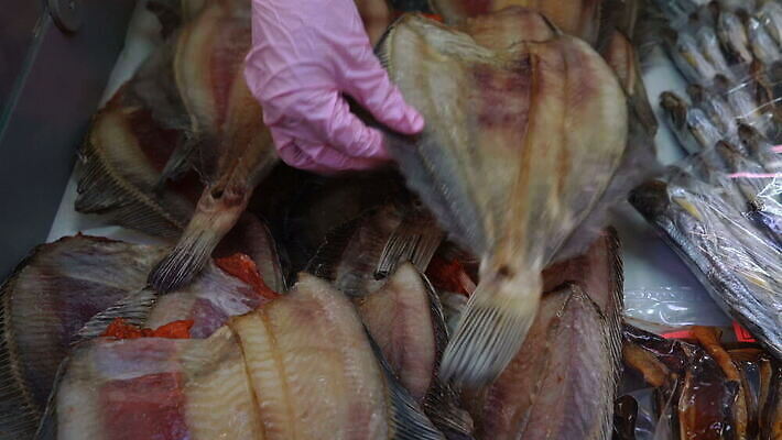 접시 손 잡화 아시아 음식 바다 컨셉 재료 낚시 어류 사람없음 세트 판매 상점 식사 시장 맛 상품 먹기 계산대 해산물 준비 진열장 러시아 소금 보여주기 어장 소매 식품점 절임 맛있는 MOV 해외동영상 클립영상 식기 유럽 나라 모션 레저 신체부위 수중동물 동영상 파일형식