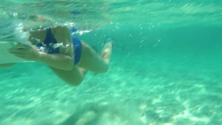 바다 휴가 가면 사람 사람없음 물 여름 파란색 전자제품 컴퓨터 태블릿 터치패드 알약 여행객 사진촬영 바닷속 수중 수영 잠수부 휴대용 발사 무선전화기 다이빙 슛 수영선수 동영상 패드 방수 터치스크린 MOV 해외동영상 슬로모션 클립영상 자연요소 계절 컬러 운동선수 촬영기법 스마트기기 약 촬영 수상스포츠 전문직 전화기 오브젝트 수중스포츠 파일형식