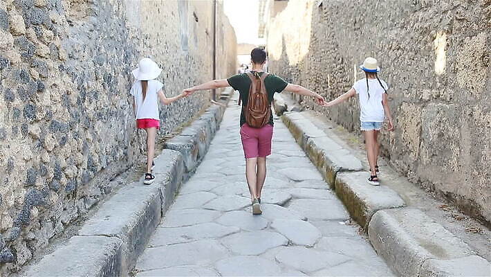 유럽 문화 여행 건축양식 가족 휴가 산 거리 사람 건물 세명 여행객 이탈리아 골동품 기둥 도시 역사 재산 폐허 화산 타운 천연기념물 고고학 구시가지 나폴리 로마인 옛날 MOV 해외동영상 클립영상 건축물 교육 건축 나라 관계 인종 금융 동영상 파일형식