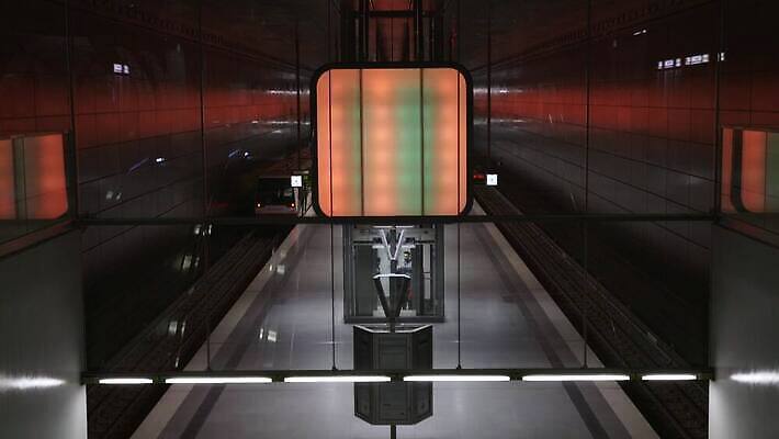 디자인 유럽 선 여행 백그라운드 이동 건축양식 교통시설 유리 미래 독일 사람없음 내부 건물 파란색 빛 사무실 계단 금속 기차 도시 시간 터널 전철 역 아래 속도 에스컬레이터 튜브 지하 일반 빛망울 대칭 함부르크 비어있는 4K MOV 해외동영상 클립영상 건축물 건축 나라 길 육상교통 컬러 교통 컨셉 비즈니스 재질 대중교통 방향 시설 위치 동영상 파일형식