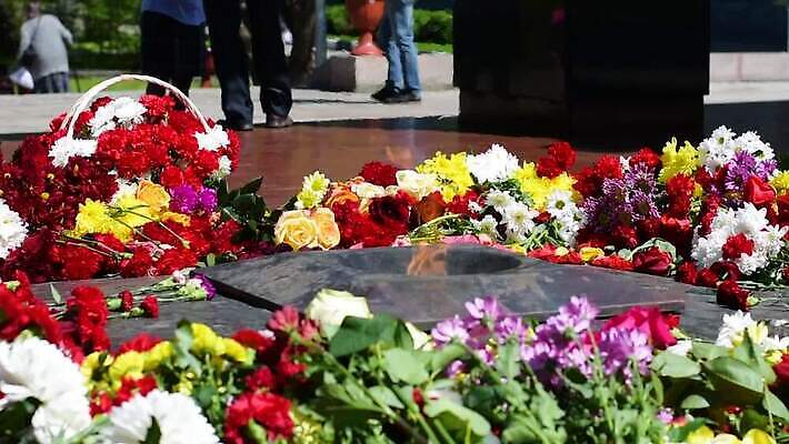 식물 전통 공원 꽃 종교 분홍색 컬러 꽃다발 꽃무늬 자연 불 거리 선물 사람 사람없음 야외 장식 빨간색 초록색 컬러풀 장미 노란색 정원 봄 슬픔 벚꽃 흰색 원예 정사각형 애도 천연기념물 명예 내추럴 구성 비극 숭배 제단 추모 MP4 해외동영상 클립영상 자연요소 도형 계절 공공시설 감정 무늬 취미 생태계 동영상 파일형식